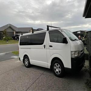 TOYOTA Hiace Usada con Volante a la Derecha, Seminueva y en Excelente Estado, Disponible para Entrega Rápida, en Buen Estado y Funcionando - Product Image 1