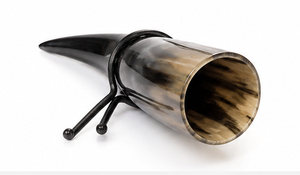 Mug à boire en corne de buffle naturelle fait main, style Viking, avec support métallique et étui en cuir, cadeau pour les amateurs de barware médiéval. - Product Image 2