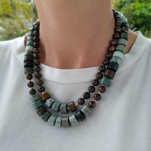 Collar artesanal de resina con diseño de ángel, forma irregular, cuentas multicolor, elaborado con aspecto de piedra natural, diseño moderno y a la moda. - Product Image 4