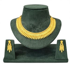 Conjunto de collar clásico con acabado dorado y pendientes a juego – Joyería de diseño elegante 23301 - Product Image 1