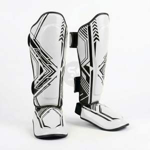 Espinilleras de Boxeo Minimalistas Blancas y Negras de Cuero/PU con Triple Acolchado, Diseño Lineal, para Muay Thai, MMA, Sparring, Profesionales - Product Image 1