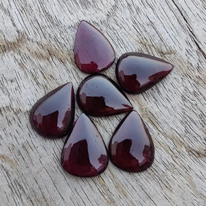 Gema de Granate Calibrada de Calidad AAA+ en Forma de Pera con Reverso Plano |   Piedra suelta cabujón roja natural - Product Image 1