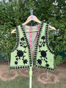 Chaleco Corto de Punto para Mujer, Hecho a Mano, con Bordado TNT |   Chaqueta sin mangas con bordado floral |   Chaleco Étnico Artesanal - Product Image 4