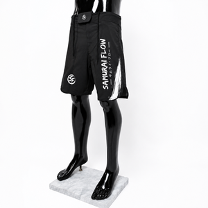 เสื้อรัดกล้ามเนื้อแขนยาวสำหรับผู้ชาย Samurai Flow รุ่น Eco-Friendly แห้งเร็ว เหมาะสำหรับฝึกซ้อม MMA ผลิตจากผ้าสแปนเด็กซ์และโพลีเอสเตอร์ มีโลโก้ด้านหน้า สีดำ - Product Image 4