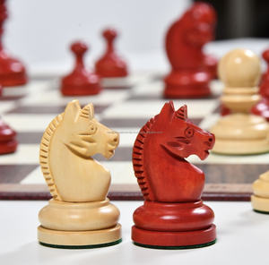 Exquisito tablero de ajedrez de cuerno hecho a mano y Juego de piezas Una obra maestra en artesanía - Product Image 3