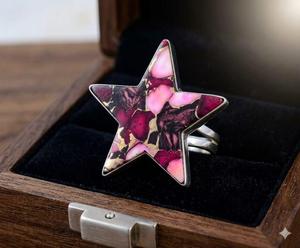 Anillo de compromiso y boda minimalista hecho a mano con resina floral rosa, dalia, estrella plateada y piedra natural. - Product Image 3