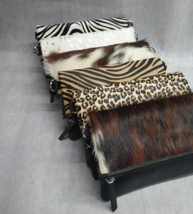 กระเป๋าถือหนังพับได้สำหรับผู้หญิง แต่งขนสัตว์สไตล์วินเทจ สะพายไหล่หรือสะพายข้าง พร้อมพู่ห้อยข้อมือ รุ่น 2026 ใส่โทรศัพท์มือถือได้ - Product Image 6