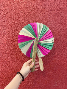 พัดใบปาล์มทำมือแบบดั้งเดิมเป็นมิตรกับสิ่งแวดล้อม พร้อมดีไซน์สีสันตามสั่ง-ของตกแต่งบ้าน/งานแต่งงานและของที่ระลึก - Product Image 5