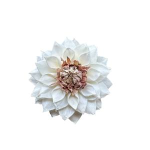 Fleur de Dahlia Rouge en Bois Sola Naturel 8-8,5 CM – Aromathérapie Durable Faite à la Main - Product Image 4