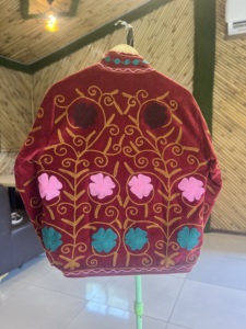 Chaqueta de Terciopelo Bordada con Flores Hecha a Mano para Mujer |   Ropa de abrigo artesanal de primera calidad, estilo bohemio, étnico, con forro de algodón, para otoño e invierno. - Product Image 5