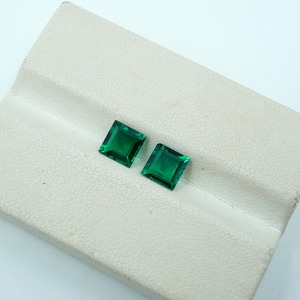 Paire d'émeraudes zambiennes cultivées en laboratoire : pierres précieuses vertes facettées carrées (5x5x2,5 mm) - Product Image 1