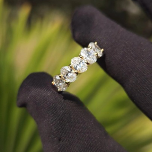 Bague éternité en or massif 14 carats, sertie de 35 diamants ovales de 1,75 carat, qualité VVS E, cultivés en laboratoire, faite à la main, cadeau idéal pour une occasion spéciale. - Product Image 1