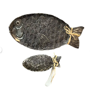 Plateau décoratif en métal en forme de poisson, motif écailles spirales en relief, finition argent antique, fabricant sur mesure, vente en gros - Product Image 1