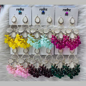 Pendientes colgantes de cuentas y piedra Kundan chapados en oro Accesorio de moda - Product Image 1