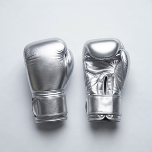 Gants de boxe en cuir PU argenté avec sangle de poignet en velcro, équipement d'entraînement réglable pour adultes - Product Image 3