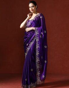 Sari de satén de seda morado KV con adornos y lentejuelas, con blusa sin coser - Product Image 1