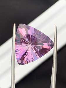 Pierre précieuse naturelle Améthyste, taille triligne, couleur violette, pierre brute certifiée IGI, effet lumineux, pour la fabrication de bijoux, bague, pendentif, collier - Product Image 1