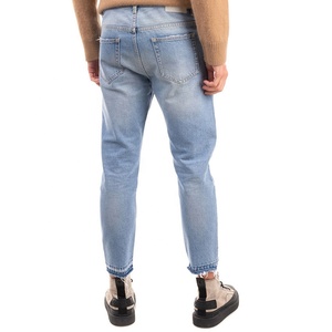 Jean en denim indigo clair pour homme, coupe droite, à ourlet effiloché et délavage décolorant, modèle Workshop, pour l'approvisionnement en gros - Product Image 4