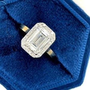 Anillo de Compromiso con Diamante Corte Esmeralda y Halo en Oro Amarillo Sólido, Estilo Vintage, con Halo Oculto, Anillo de Promesa para Mujer - Product Image 3