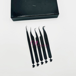 Pinzas para Extensión de Pestañas en Negro Mate con Recubrimiento en Polvo, Puntos de Color Negro Plasma e Icono Brillante en la Parte Inferior, al por Mayor - Product Image 6