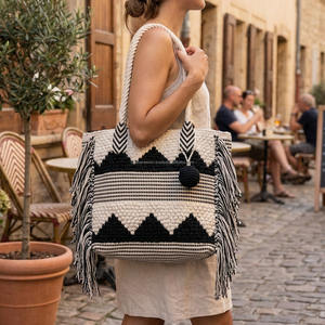 Bolso de Mano Decorativo Estilo Boho de Verano, Ideal para Viajes, Bolso de Playa de Algodón Bohemio Hecho a Mano para Mujer con Borlas y Flecos - Product Image 3