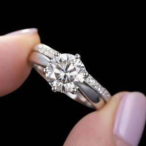Bague solitaire en moissanite ronde de 6,5 mm avec demi-bague éternité en argent 925, ensemble de bijoux de mariage et de fête pour les mariées - Product Image 1