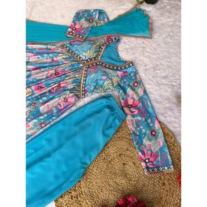 Ensemble de vêtements ALIA en mousseline de coton imprimé de créateur avec bas découpé et dupatta en bleu ciel - Product Image 2