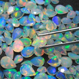 Ópalo facetado de 7x10 mm, ópalo etíope natural multicolor, gema de corte pera, ópalo de calidad superior con juego de colores para joyería. - Product Image 1