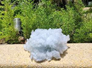 Fibra Hueca Conjugada HCS de 7Dx32mm, Sin Silicona, 100% Poliéster, Antiestática, Reciclable, Material de Relleno para Hilado - Product Image 2