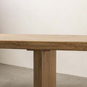 Mesa de Comedor Kora de Madera de Olmo Reciclada, Tablero Rectangular Sólido, Patas Acanaladas, Muebles Rústicos Modernos Hechos a Mano para el Hogar - Product Image 3