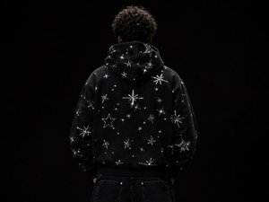 Sudadera con capucha personalizada de estilo urbano, de tejido grueso, con efecto desgastado por el sol, lavado ácido, estampado en relieve y pedrería - Product Image 4
