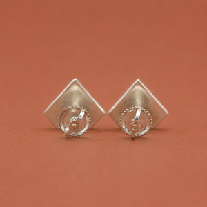 Boucles d'oreilles trapézoïdales en argent sterling 925 avec cristaux, design moderne et élégant - Product Image 4