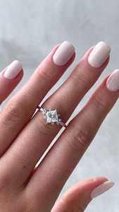 แหวนมอสซาไนต์ทรงปรินเซสคัท 2 กะรัต ประดับเพชรแบบคลัสเตอร์ สำหรับผู้หญิง เงินแท้ 925 ชุบทอง เหมาะสำหรับเป็นของขวัญในงานปาร์ตี้ สำหรับคนรัก - Product Image 6