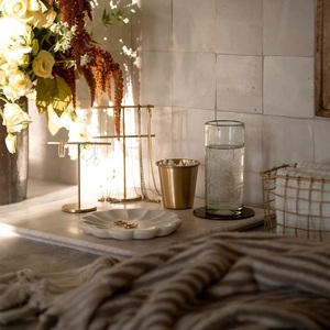 ที่วางเครื่องประดับแบบมินิมอลรูปตัว T พร้อมฐานกลมแข็งแรง ที่เก็บสร้อยข้อมือและสร้อยคอ ดีไซน์เรียบหรู กะทัดรัด เหมาะสำหรับจัดแสดงบนโต๊ะเครื่องแป้ง - Product Image 3