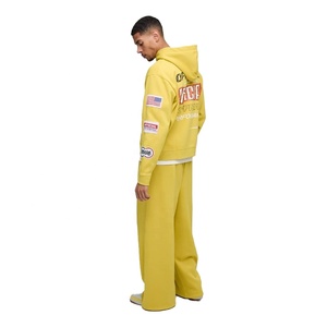 Ensemble de survêtement jaune personnalisé pour homme avec sweat à capuche zippé et pantalon, coupe ample, style streetwear, en coton respirant, idéal pour l'automne - Product Image 2