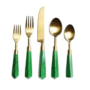 Juego de cubiertos dorados de acero inoxidable hechos a mano con mango de resina verde para el hogar y la boda Juego de cubiertos de mesa - Product Image 1
