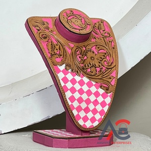 Busto de exhibición de joyería de cuero artesanal con diseño floral a cuadros, elegante, para exhibición de collares, Super Septiembre - Product Image 1