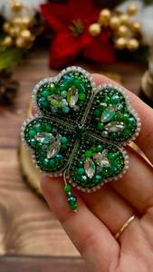 Broche artisanale colorée brodée de perles, accessoire de mode artistique pour toutes les occasions - Product Image 2