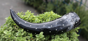 Coupe en corne de buffle cloutée faite à la main, naturelle et courbée, pour reconstitution historique médiévale, festival, bar rustique, cadeau - Product Image 6