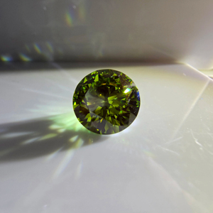 Diamante Verde Intenso de 6 Quilates, Corte Brillante Redondo, Cultivado en Laboratorio, VS2, Corte Ideal, Certificado IGI, Suelto - Product Image 2