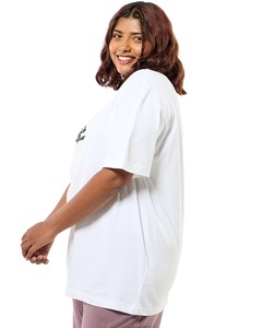 Camiseta blanca de talla grande con estampado gráfico Cool Pals para mujer - Product Image 3