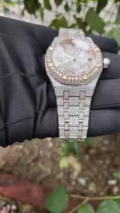 Offre Spéciale : Montre Homme de Luxe Exclusive à Quartz avec Accents de Diamants Moissanite Brillants Disponible à la Vente - Product Image 4