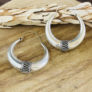 Nouveau design 2026 Boucles d'oreilles créoles argentées pour femme, motif tribal, finition argent oxydé, bijoux créoles ethniques, design tribal chic - Product Image 3