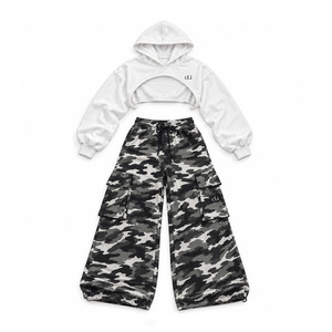 Venta al por mayor de fábrica: Sudaderas con capucha cortas para mujer, estampado de camuflaje personalizado, chándal de forro polar grueso, pantalones deportivos cargo de pierna ancha. - Product Image 3