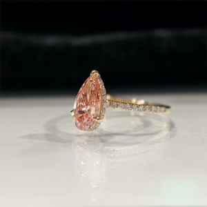 Anillo de Compromiso Aries Jewel Pave Band con Diamante Rosa Fantasía de Laboratorio de 2 Ct, Corte Pera, Oro de 14K, con Certificado IGI, para Aniversario o Boda - Product Image 4