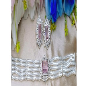 Magnifique ensemble collier ras-du-cou et boucles d'oreilles en laiton plaqué or de qualité supérieure, orné de perles et de zircons, idéal pour les mariages. - Product Image 2