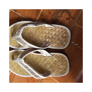 Chaussons unisexes faits à la main en jacinthe d'eau, chaussures rustiques tissées pour la maison - Product Image 1