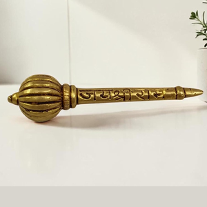 Gada de Hanuman de Latón Macizo, Decorativa y Coleccionable, con Texto Sánscrito Grabado, Artefacto Metálico Devocional Hindú Tradicional para Mandala - Product Image 1