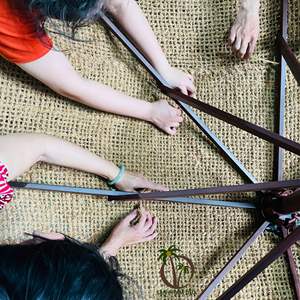 Parasol écologique et durable en fibre de coco et bois, tissé à la main, de la marque Coco, pour usage extérieur - Product Image 2