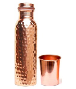 Bouteilles d'eau en cuivre artisanales de haute qualité pour la gym, bienfaits ayurvédiques, vente en gros - Product Image 1